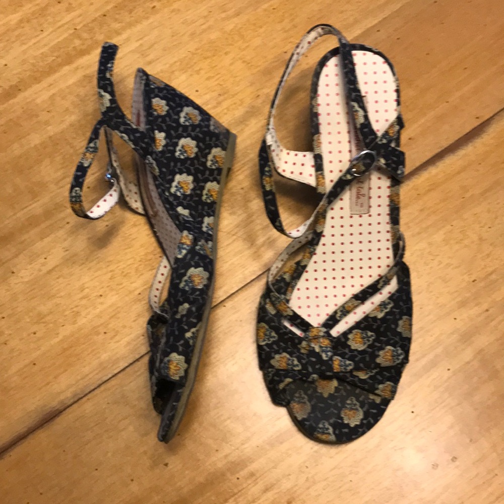 Adorable Wedge Sandals - Picture 1 of 7